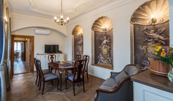 Luxury Three Bedroom Apartment with Dining Room (6)